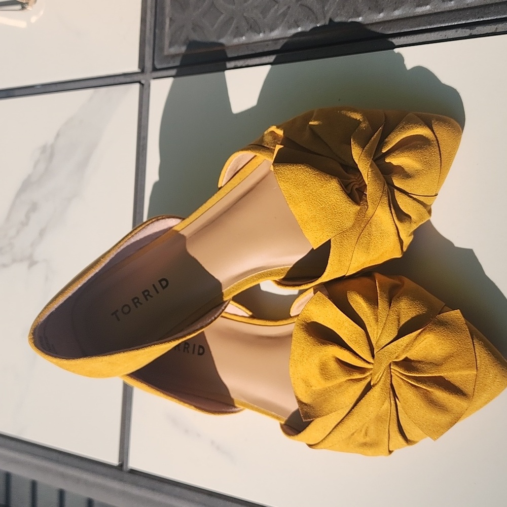 NWOT Torrid bow embellished yellow flats.  WIDE.